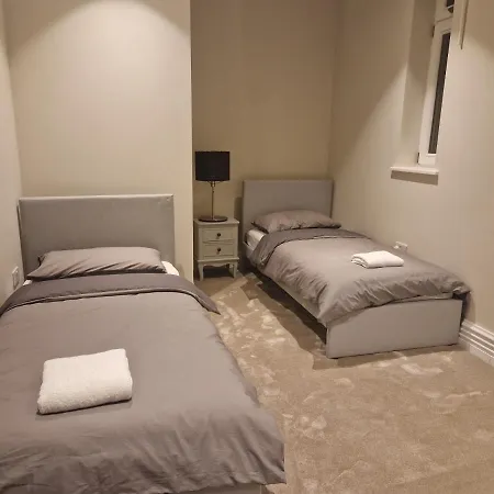 Spacious 2 Bedroom With Balcony In Hendon